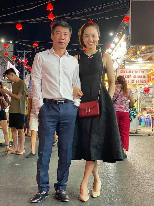 NSND Công Lý có kỳ nghỉ với vợ mới cưới tại Phú Quốc. Vợ chồng Công Lý - Ngọc Hà khám phá chợ đêm, các món ăn đường phố đặc sản nơi đây.