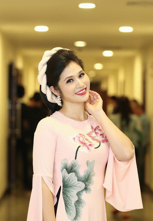 BTV Minh Trang xinh đẹp với áo dài.