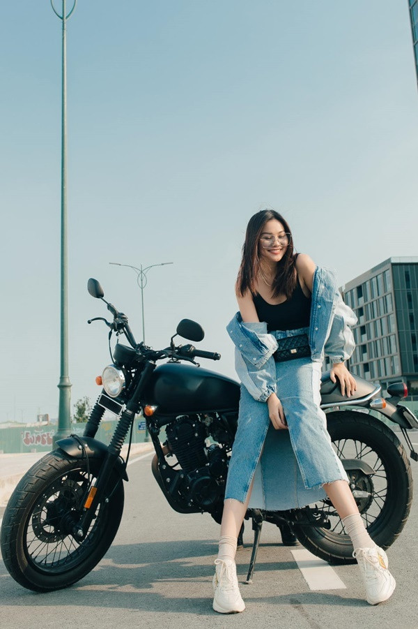 Thanh Hằng ghi điểm với trang phục chất liệu denim. Siêu mẫu tươi trẻ khi phối hợp sneaker dáng chunky tạo nên tổng thể khỏe khoắn mang màu sắc sporty rõ rệt.