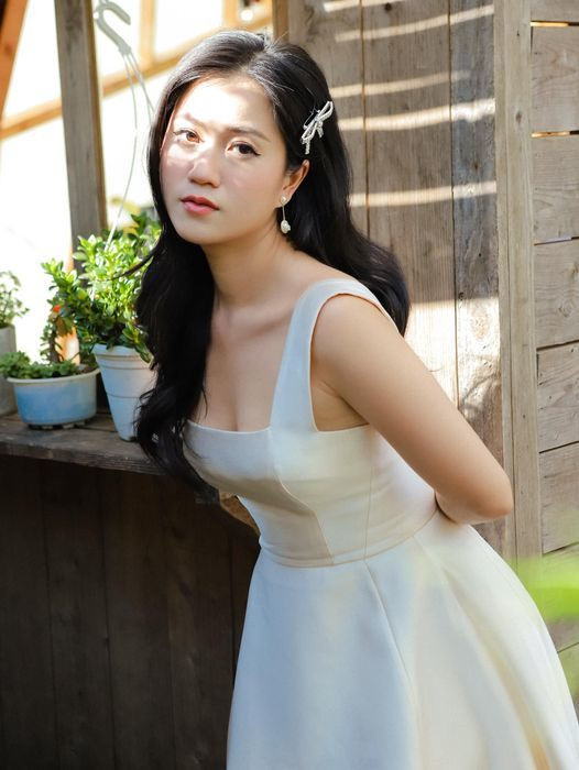 Sao Việt 18/3: Lâm Vỹ Dạ gợi cảm với váy trắng.