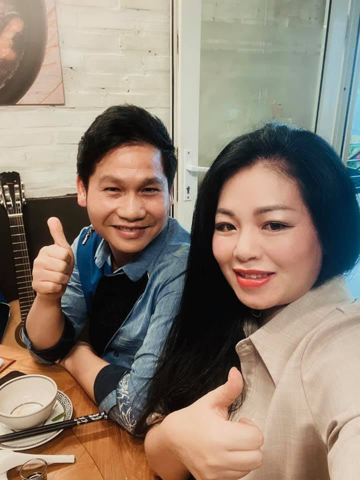 Trọng Tấn đăng ảnh nhí nhảnh bên Anh Thơ kèm chú thích: ''Show to đầu xuân mà cô ấy Anh Thơ đá mắt lông nheo là có ý gì...''.