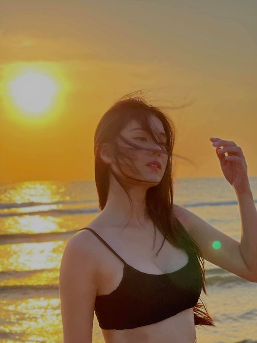 Hoàng Yến Chibi đầy sexy ngắm hoàng hôn.