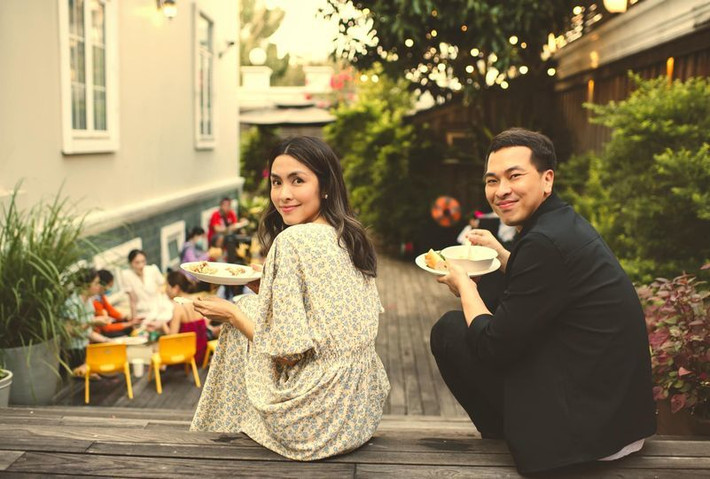 Đôi bạn thân Quang Tuyến - Tăng Thanh Hà ăn vặt cùng nhau.