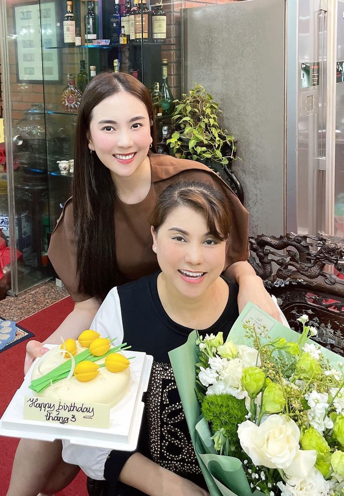 Sao Việt 20/3: Mai Ngọc viết: Chúc mẹ bước sang tuổi 50 lúc nào cũng tươi tắn, nhiều sức khoẻ, bước sang tuổi này là ngày nào cũng chỉ có niềm vui, ngày hôm sau vui nhiều hơn hôm trước... cười thật xinh như ảnh này mẹ nhé''.