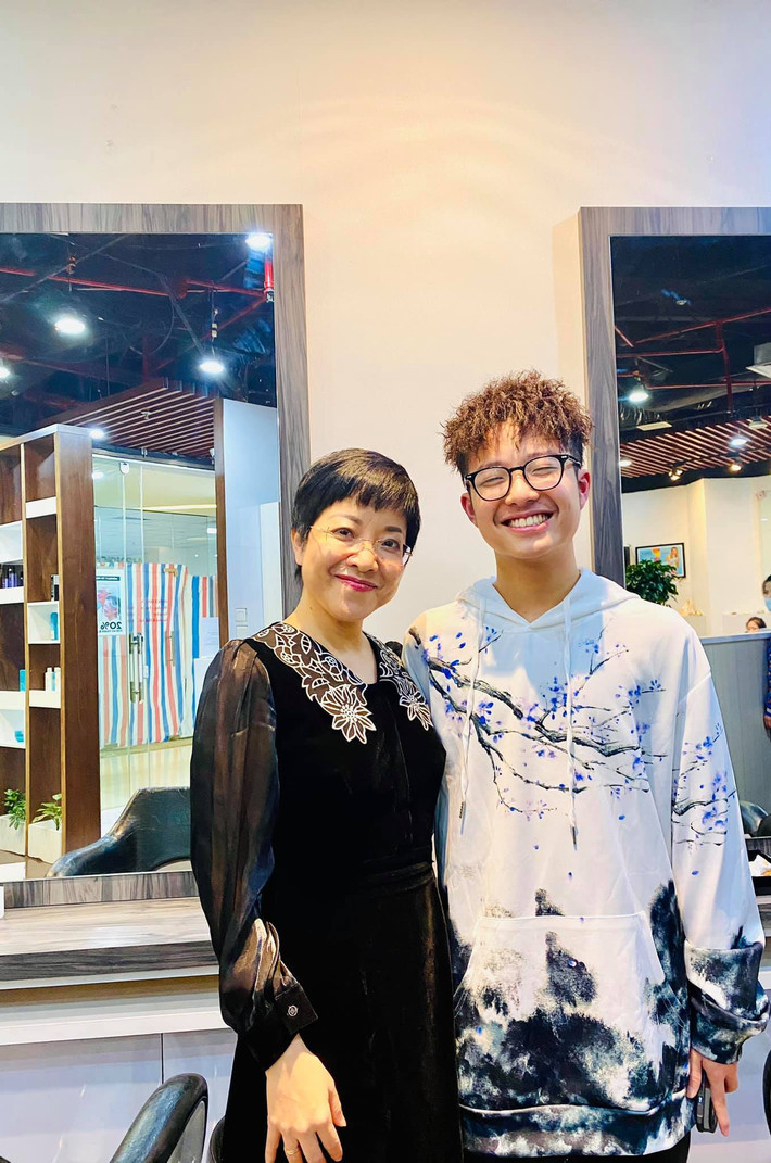 MC Thảo Vân đăng ảnh bên con trai và tếu táo: ''Ôi cái tóc!!! Trải nghiệm đi con, thích theo trend cơ''.
