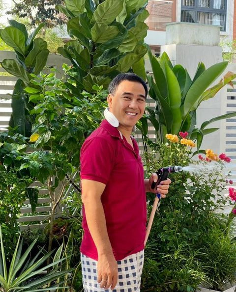 MC Quyền Linh chăm sóc cây trong vườn.