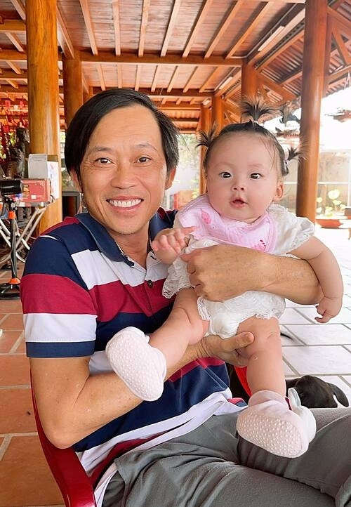 Hoài Linh tươi cười bên con gái của ca sĩ Pha Lê. Hình ảnh của nam danh hài khiến nhiều fan thích thú.
