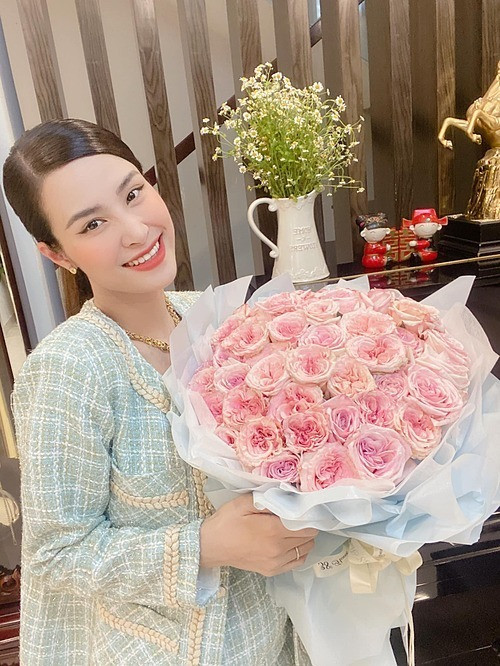 Ca sĩ Đông Nhi khoe được chồng tặng hoa nhân kỷ niệm 12 năm bên nhau.