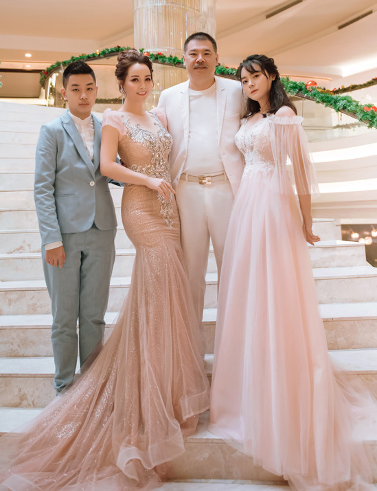 Mai Thu Huyền đăng ảnh gia đình kỷ niệm 18 năm ngày cưới.