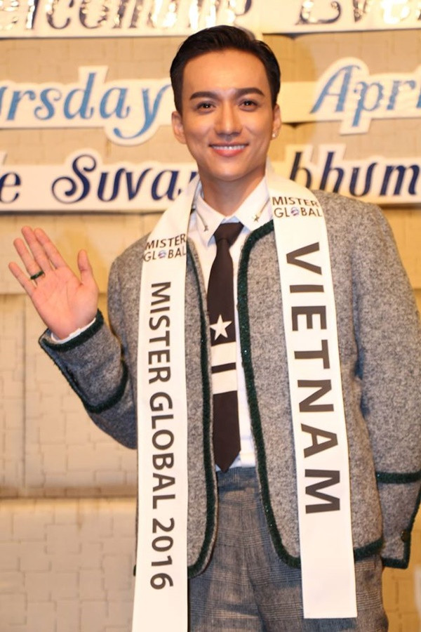"Hotboy phẫu thuật thẩm mỹ" Nguyễn Phúc Vinh Cường bất ngờ mang dải băng Việt Nam tại Mister Global 2016. Chưa khi nào Việt Nam có đại diện "nhạt" hơn thế. Trắng tay tại cuộc thi nhan sắc, chàng trai này sau đó cũng không còn được dư luận quan tâm.
