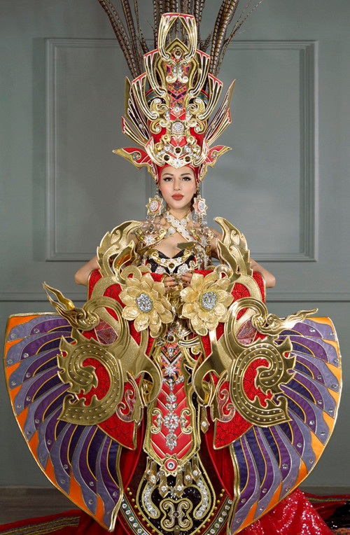 Trang phục dân tộc này cũng giành giải Trang phục dân tộc đẹp nhất mùa thi năm đó.