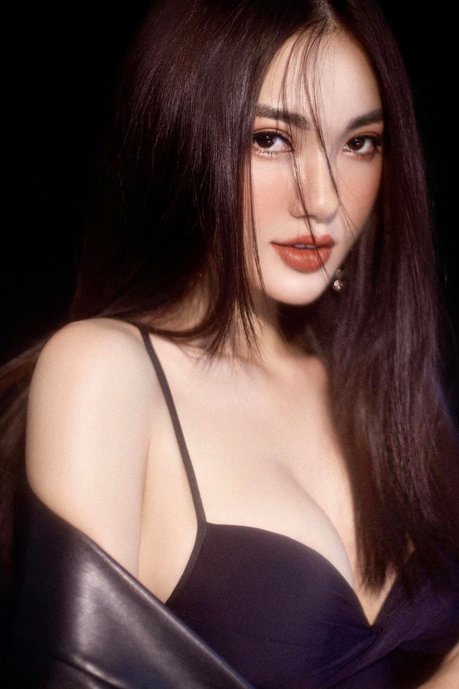 Không còn hình ảnh nữ sinh thôn quê ngây thơ, dễ thương, Ngọc Nữ của hiện tại sang chảnh và nóng bỏng.