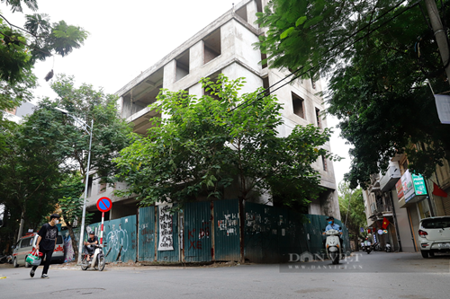 Được biết, năm 2011, UBND TP.Hà Nội có quyết định số 308/QĐ-UBND về việc thu hồi 317,3 m2 đất tại phường Phương Liên, quận Đống Đa giao cho một đơn vị ngân hàng sử dụng cùng 497,6 m2 đất để xây dựng Văn phòng giao dịch và nhà ở cho cán bộ công nhân viên. Sau đó, đến năm 2014, Hà Nội lại có quyết định cho phép đơn vị này chuyển đổi mục đích sử dụng 1.121 m2 đất tại phường Phương Liên để thực hiện Dự án đầu tư xây dựng Văn phòng giao dịch và nhà ở bán cho cán bộ công nhân viên.