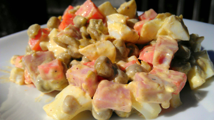 Với mỗi nước, các biến thể của món salad Nga lại càng phong phú và đa dạng hơn. Ở Hi Lạp, Olivier không có thịt, ở Iran thì họ lại thích cho thịt gà vào hỗn hợp thay vì các loại thịt thông thường.