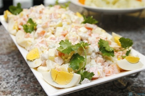 Món Salad Olivier không những được yêu thích tại Nga, mà còn ở nhiều nước phương Tây khác như Hi Lạp, Thổ Nhĩ Kì, Bulgaria, Macedonia