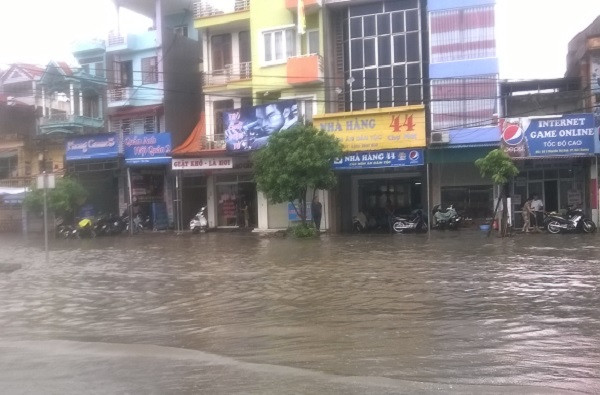 Nhiều người dân không thể ra khỏi nhà vì ngập.
