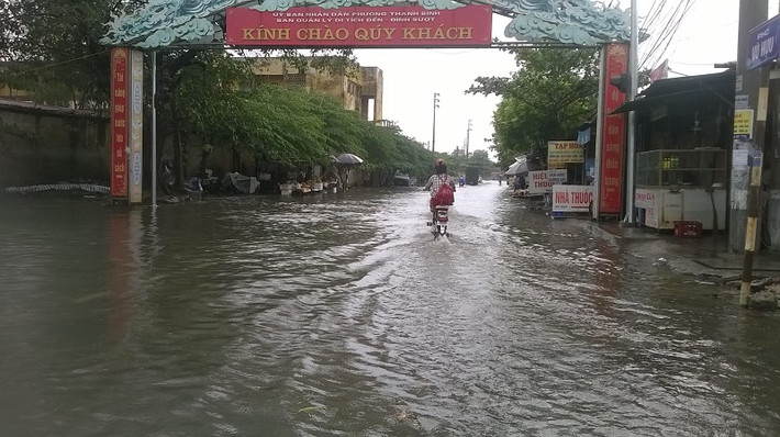 Đường vào chợ Thanh Bình, nếu không có cổng chào người ta tưởng là sông.
