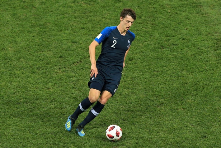 Benjamin Pavard (Bayern): Sau chức vô địch World Cup, Pavard được chuyển sang khoác áo Bayern. Tại Allianz Arena, cầu thủ sinh năm 1996 đều đặn giành danh hiệu nhưng chưa thể đạt đến đẳng cấp của một hậu vệ cánh hàng đầu thế giới.