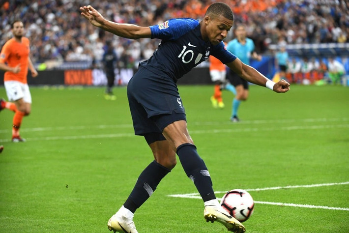 Kylian Mbappe (PSG): Ở tuổi 19, "Ninja Rùa" đã vô địch World Cup và trở thành cầu thủ trẻ nhất ghi bàn ở trận chung kết kể từ năm 1958. Mbappe được kỳ vọng sớm đạt đến đẳng cấp siêu sao nhưng cá tính mạnh và thái độ hay hờn dỗi khiến cầu thủ này chưa thể chuyển mình sau 4 năm khoác áo CLB chủ sân Parc des Princes.