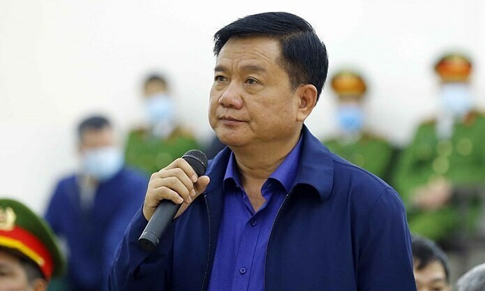 Quá trình thực hiện Dự án Nhà máy nhiệt điện Thái Bình 2, bị cáo Đinh La Thăng đã chỉ định PVC thực hiện gói thầu EPC, chỉ đạo PVPower ký hợp đồng EPC số 33 với PVC trái quy định, sau đó chỉ đạo cấp dưới tại PVN và Ban quản lý dự án căn cứ hợp đồng này cấp tạm ứng hơn 6,6 triệu USD, trên 1.312 tỷ đồng cho PVC để bị cáo Trịnh Xuân Thanh và đồng phạm sử dụng hơn 1.115 tỷ đồng sai mục đích không đưa vào dự án Nhà máy nhiệt điện Thái Bình 2, gây thiệt hại cho Nhà nước số tiền gần 120 tỷ đồng. Ông Thăng còn chỉ đạo cấp dưới góp vốn trái pháp luật vào Ngân hàng thương mại cổ phần Đại dương (Oceanbank) gây thất thoát cho Nhà nước 800 tỷ đồng. Ông Thăng đang phải chấp hành mức án là 30 năm tù.