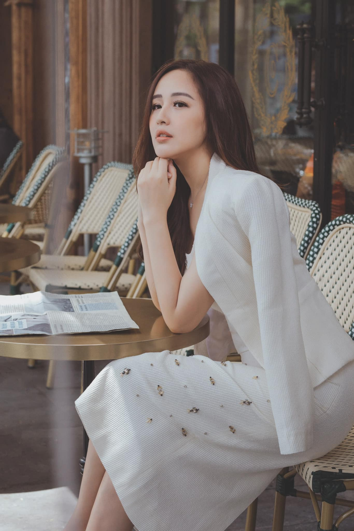 Người đẹp khéo léo che chắn vòng 2 sau khi công bố đạt 71 kg. Dù cân nặng bị tăng vọt và không còn giữ được hình thể thon gọn như trước đây, Mai Phương Thuý vẫn nhận được nhiều lời khen về vẻ ngoài rạng ngời của mình.