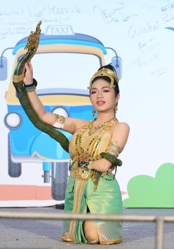 rong 10 năm tới, Nong Oum hy vọng có được sự thành công, nổi tiếng, có thể mua được nhà, xe hơi và phát triển công việc kinh doanh của bản thân.