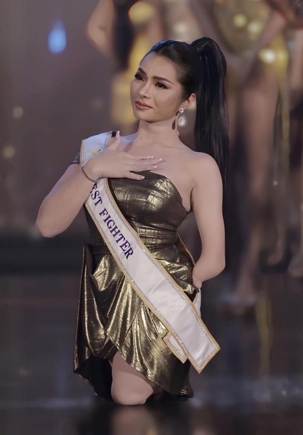 ong Oum năm nay 23 tuổi đến từ Thái Lan. Cô gây ấn tượng cho người hâm mộ nhờ sự nghị lực, mạnh mẽ dù cụt 2 chân, 1 tay sau khi tham gia cuộc thi Hoa hậu Chuyển giới Thái Lan (Miss Trans Thailand) 2023.