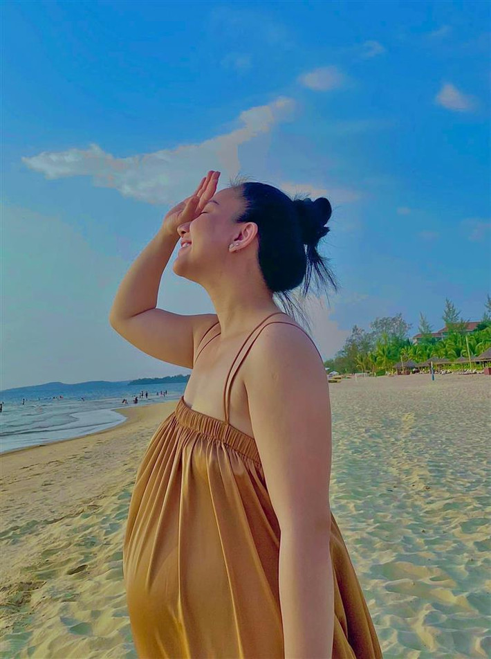 hậm chí khi đi chơi, cô cũng không ăn diện như bà xã các sao Việt khác.