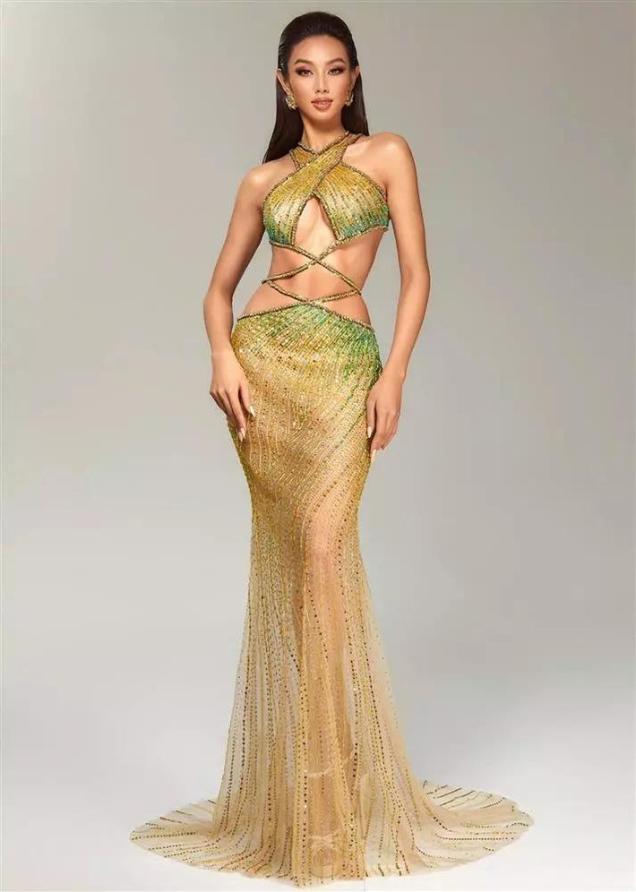 hờ vậy mà dù có mặc những bộ đầm cut-out hiểm hóc nhất thì cô vẫn khoe được cơ bụng săn chắc chứ không phải mỡ thừa.