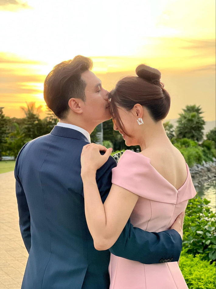 Người vợ tốt bấm máy cách đây không lâu và liên tục được Việt Anh "nhá hàng" bằng những bức ảnh vô cùng tình cảm chụp cùng Hồng Diễm.