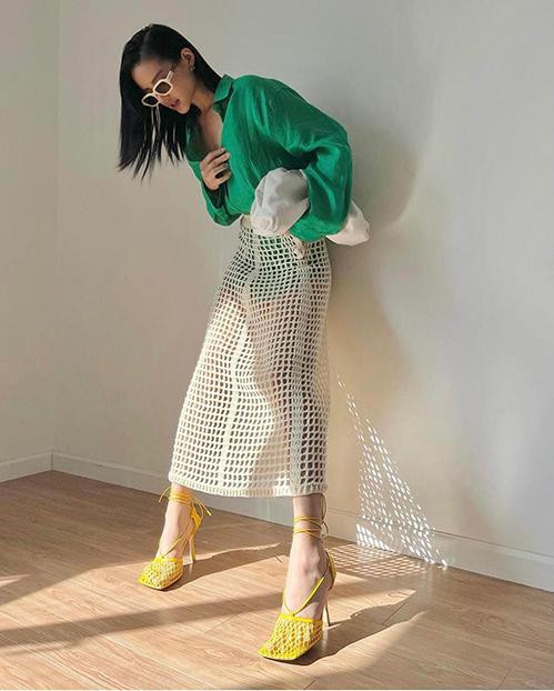 hánh Linh cũng là một trong những người đón đầu xu hướng diện chân váy đan lưới được nhiều tín đồ thời trang thế giới ưa chuộng. Cô mix cùng sơ mi oversize và giày cao gót cũng dạng lưới.