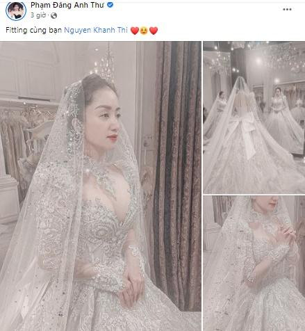 Mới đây, váy cưới chính thức của nữ kiện tướng dancesport cũng được hé lộ. NTK Phạm Đăng Anh Thư đã "thả xích" một vài hình ảnh Khánh Thi đi thử váy cưới. Cô dâu lựa chọn thiết kế bồng bềnh như cổ tích với phần ngực xuyên thấu tôn vòng 1 nảy nở. Chiếc đầm cưới theo phong cách hoàng gia vô cùng sang trọng và quyền quý giúp người đẹp tôn lên nét kiêu sa quý tộc.