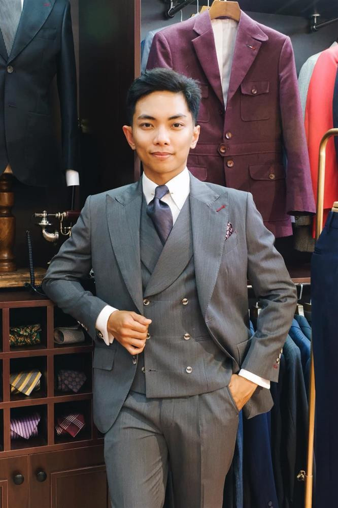hú rể cũng được hé lộ hình ảnh bộ vest màu xám sang trọng.