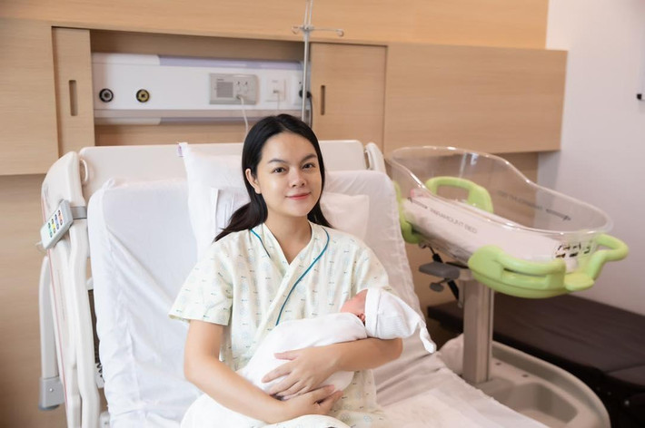 "Dù không phải là lần đầu tiên trải qua cảm giác này nhưng với mẹ, ngày con sinh ra đời vẫn là một kỷ niệm thật khó quên, vẫn nguyên vẹn sự hồi hộp, lo âu, vẫn vỡ oà khi nghe tiếng con gái khóc lần đầu và người mà mẹ thương bấy lâu nay, người vẫn hay gò cứng bụng mẹ, đạp thẳng chân khiến mẹ có những cú đau điếng, nay đã thật sự ở đây trong vòng tay yêu thương của cả gia đình", Phạm Quỳnh Anh chia sẻ cảm xúc sau khi đón con gái chào đời.