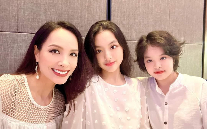 Sao Việt ngày 22/7: Thuý Hằng chụp ảnh cùng con và lo lắng nhan sắc của mình ngày càng bị lép vế so với hai con gái.
