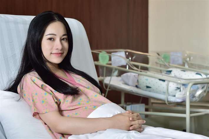 ara Lưu sinh hai bé sinh đôi rất kháu khỉnh bằng phương pháp sinh mổ. Nhan sắc của nữ ca sĩ thì không phải bàn, nhìn cô nằm trên bàn đẻ mà ai cũng phải thốt lên: "Giống thiếu nữ trong tranh".