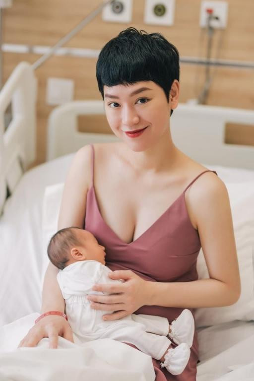 hông chỉ ca sĩ Phạm Quỳnh Anh, rất nhiều bà mẹ bỉm sữa gây sốt với khoảnh khắc chỉ vừa sau sinh vẫn giữ vững phong độ nhan sắc, trong đó phải kể đến Trà My Idol. Nữ ca sĩ vẫn giữ nguyên nét đẹp dường như không hề thay đổi so với lúc chưa sinh.