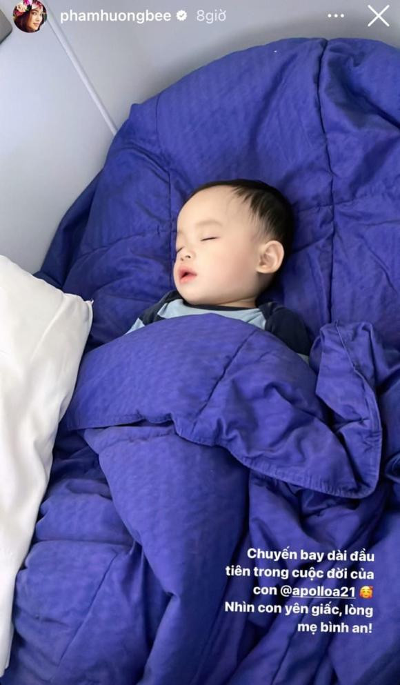Cho đến mới đây, Phạm Hương lặng lẽ ra sân bay về Mỹ sau khi kết thúc hành trình của mình ở Việt Nam. Có thể thấy, nàng Hậu không thông báo trước truyền thông. Thay vào đó chỉ diện đồ đơn giản và đưa 2 nhóc tì theo cùng. Đáng chú ý nhất chính là khoảnh khắc Apollo ngủ say sưa trông cực kì đáng yêu. Nói về hành động này của con trai, Phạm Hương cũng viết: "Chuyến bay dài đầu tiên trong cuộc đời của con. Nhìn con yên giấc, lòng mẹ bình an".