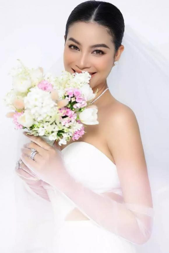 Không chỉ đội vương miện như muốn lấy lại hào quang Hoa hậu, Phạm Hương còn gây sốt không kém khi tung ra những bức ảnh diện váy cô dâu siêu xịn xò. Hiện tại, danh tính nửa kia của nàng hậu cũng đang nhận được sự quan tâm đặc biệt.
