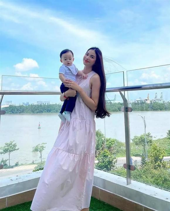 Dễ nhận thấy, dù rời showbiz đã lâu và quyết định sang Mỹ định cư hơn 4 năm nhưng Phạm Hương vẫn là một trong những nàng hậu có sức ảnh hưởng lớn trong dàn Hoa hậu Hoàn vũ Việt Nam. Những ngày vừa qua, cư dân mạng cũng đã được một phen rầm rộ khi Phạm Hương quyết định về nước sau thời gian dài xa cách. Cô cũng thường xuyên tung ra những khung ảnh gây sốt mạng xã hội.