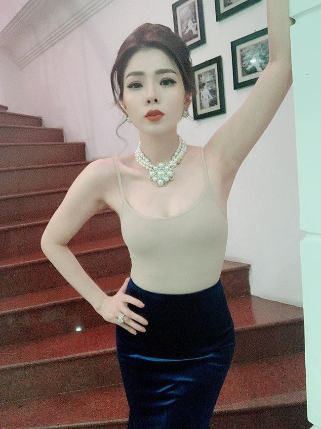 hiếc áo hai dây màu nude nếu chỉ nhìn thoáng qua rất dễ gây hiểu nhầm cô đang bán khỏa thân.