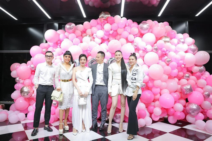 iọng ca "Nếu Em Được Chọn Lựa" mix đồ all white với bông tai ngọc trai, đôi giày cao gót đinh tán và túi Dior da cá sấu bạch tạng cực kỳ đắt đỏ.
