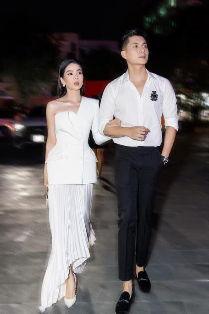 ất may là Lệ Quyên khi đó thả xõa tóc và chọn son màu nude chứ không nhiều người tưởng cô một ngày chạy show đến mấy sự kiện.