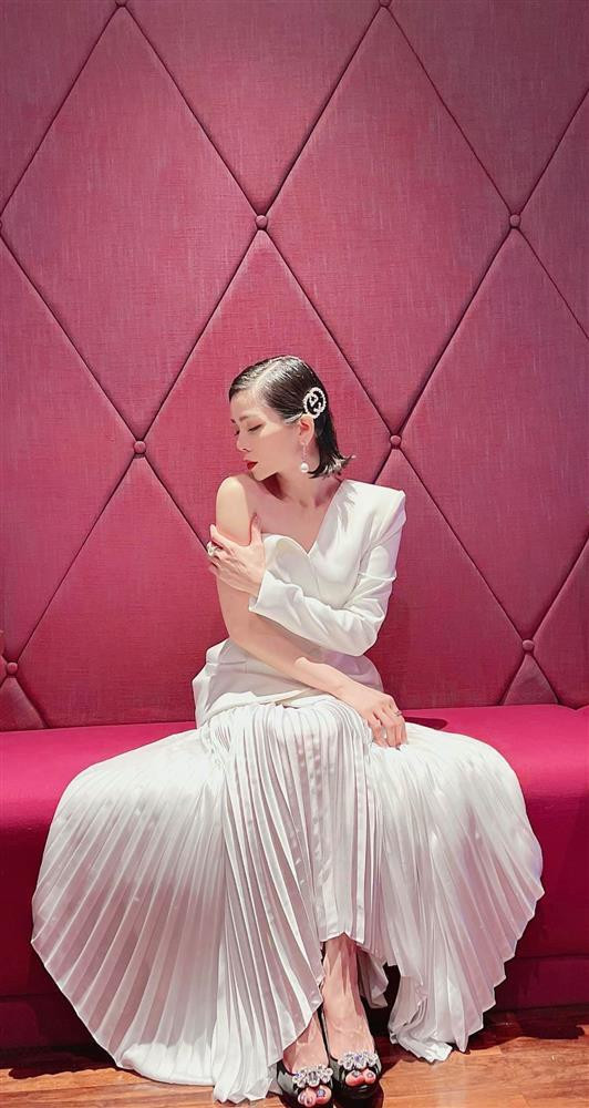 hế nhưng điểm danh lại mới thấy, hóa ra "thời trang lười" của Lệ Quyên có từ rất lâu rồi.