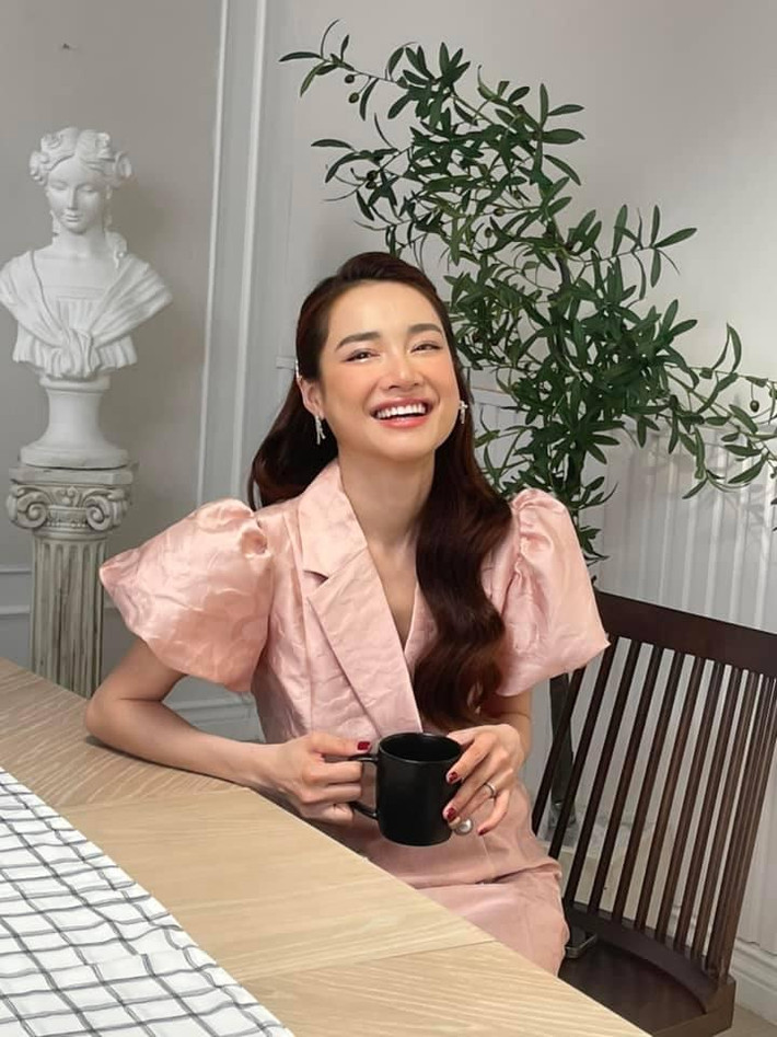..hoặc rộng bởi trông như mặc đồ đi mượn lệch size vậy.