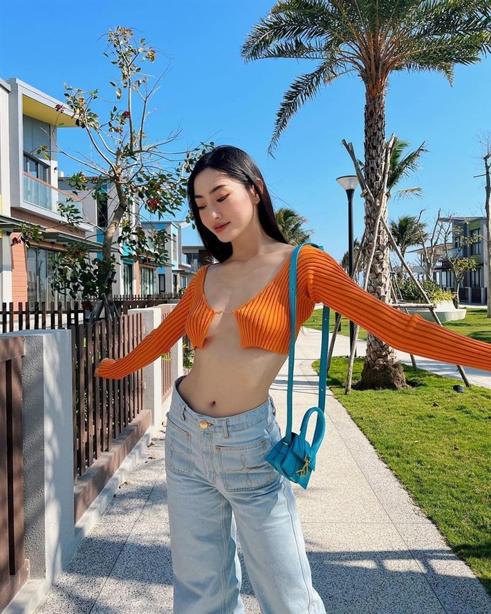 ##ss###style="text-decoration: underline;">Lương Thùy Linh chuộng kiểu áo croptop chẳng tày gang.