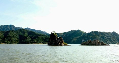 Thung Nai, Hòa Bình là Vịnh Hạ Long trên cạn nổi tiếng, hồ nằm giữa lòng sông Đà với cảnh quan rất thanh bình.