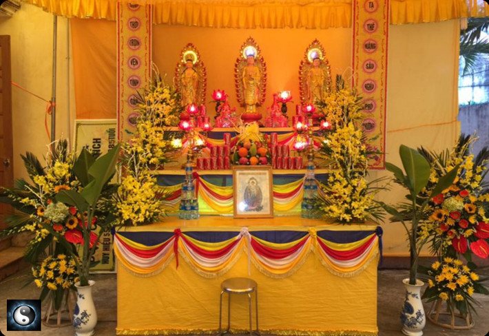 Tiếp đến, cây chuối là loài cây gần gũi, đóng vai trò quan trọng trong đời sống tâm linh, tín ngưỡng ở vùng đồng bằng cũng như miền núi. Đặc biệt, trong văn hóa của các dân tộc Tày, Nùng, cây chuối là một trong những thứ không thể thiếu trong tang lễ. Thân, cành lá, hoa chuối dùng để trang trí bàn thờ, để làm đồ cúng như hình ảnh ngôi nhà tượng trưng, hình các con vật quen thuộc... Ảnh:Tangle.vn.