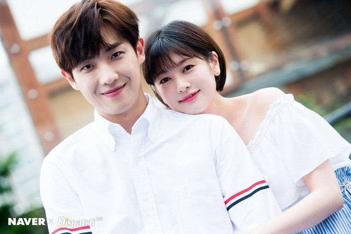 Lee Joon và Jung So Min đóng vai người yêu trong bộ phim truyền hình Hàn Quốc My Father Is Strange (2017). Tháng 10 cùng năm, họ bắt đầu hẹn hò. Mối quan hệ được công khai vài tháng sau đó. Ngày 26/6/2020, Dispatch đưa tin đại diện của cả hai nghệ sĩ tiết lộ cặp đôi quyết định chia tay. Họ kết thúc chuyện tình cảm trong hòa bình và vẫn hỗ trợ lẫn nhau với tư cách đồng nghiệp. Ảnh: Dispatch.