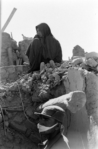 Nhiều gia đình ở Iran mất người thân, nhà cửa, tài sản... trong trận động đất. Gương mặt của họ vẫn chưa hết hoảng sợ, đau thương.